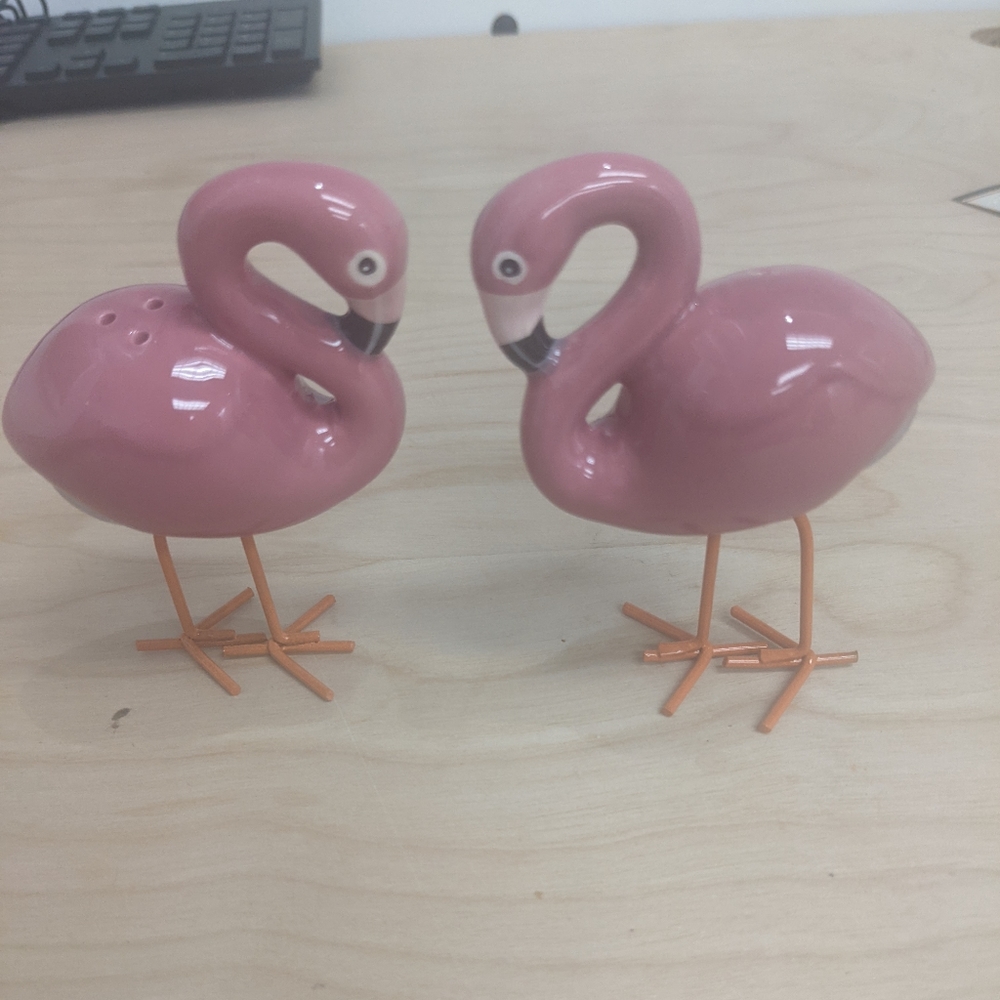 Sunny life Glass Whimsical Pink flamingo salt and pepper shakers New In Box